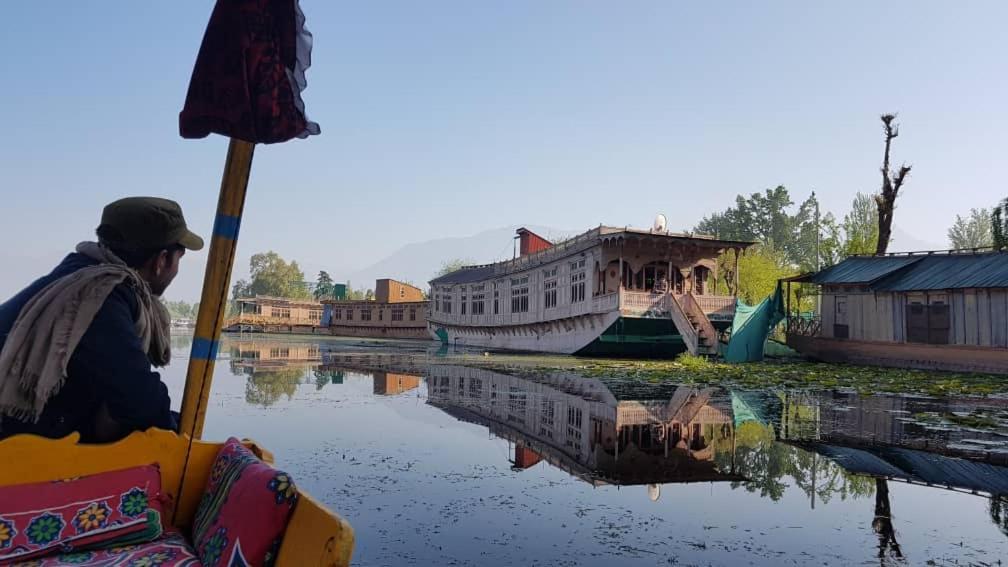 Srīnagar Houseboat Lily Of Nageen מראה חיצוני תמונה