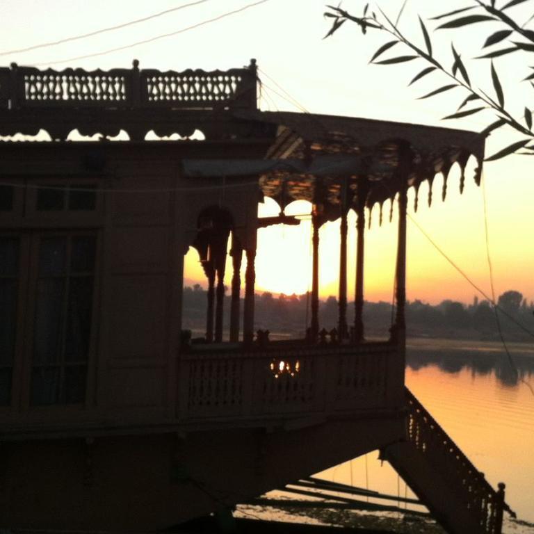 Srīnagar Houseboat Lily Of Nageen מראה חיצוני תמונה