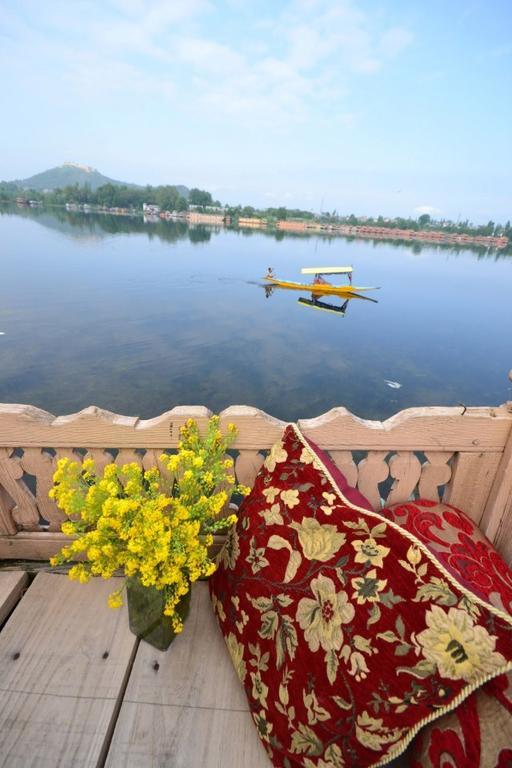 Srīnagar Houseboat Lily Of Nageen מראה חיצוני תמונה