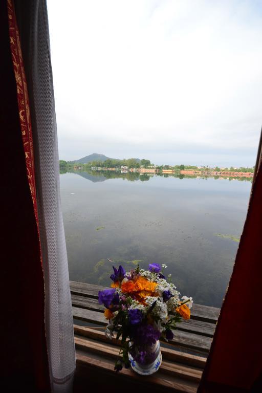 Srīnagar Houseboat Lily Of Nageen מראה חיצוני תמונה